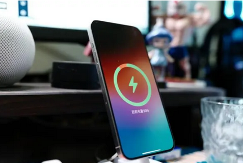秦安苹果15换屏服务分享用什么充电器给iPhone15充电更好 